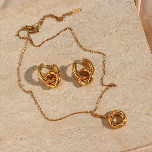 ◾️18k Gold Plated Crystal Paved Round Chunky Pendant Necklace - Picture 16 of 16